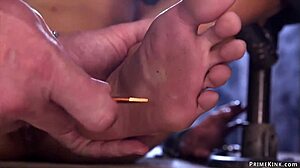 Drobna laska męczona w ostrym bondage z dławieniem i gagiem