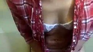 Hé, wil je deze sexy petite 18+ milf zien plagen met haar slipje en dikke kont?