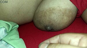 Hé, nagybácsi besurran, tapizza a tittyóimat, amíg alszom