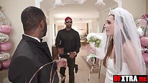 Маленькая невеста Афтен Опал групповухой с пятью огромными членами!