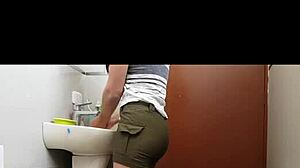 Hey, kan du tro det, jeg fangede min uni kammerat tisse udendørs i en nederdel?