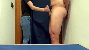 Onani di ruang ganti toko pakaian, panggil cewek karyawan bantu selesai cum