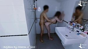 泰国辣妹女友硬核户外三人行被摄像头捕捉，公共厕所行动曝光！