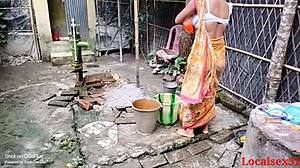 भारतीय बीवी घरेलू क्लिप में बाहर जंगली चुदाई करती है