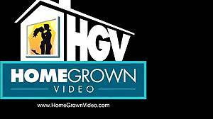 Novia Rubia Petite Lindo Cabalgando Polla al Aire Libre Junto al Cobertizo