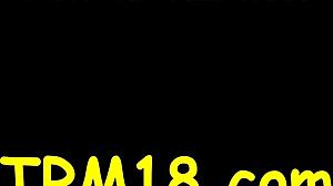 Gyönyörű szépség vad és nedves orális nyelést ad a srácnak