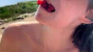 Fellatio v aute počas verejného sexu na pláži