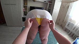 Omáčka, podívej na tyhle zralé lesby třesoucí velké prdely v kalhotkách z pohledu! 😍