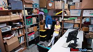 ロシアの18歳ティーン泥棒が罰を受ける