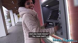 Chica brasileña pequeña monta polla negra grande al aire libre por dinero