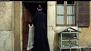 ديان روكسل تذهب مجنونة في مشهد فو أمور 2015 عاري الصدر