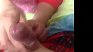 Asian babe gives a nice handjob