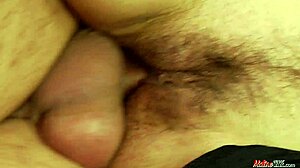 Olgun Kadın Erkek Arkadaşıyla Anal Sikme İçin Prezervatif Kullanıyor