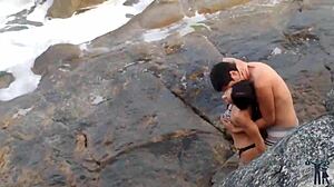 Kız Arkadaşımı Plaja Götürdüm Güzel Manzara İçin Ama Hangisi Olduğunu Söylemedim plaj sikişi