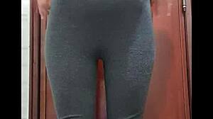 레스토랑에서 너무 흥분해서 남친 친구에게 야한 비디오 보냈어