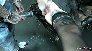 Perverser Arschfick mit Sex Maschine vor Faustfick!