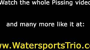 Вау! Лесбиянки с золотым дождём ныряют в уличную групповуху с игрушками в дикой троице!