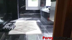 Belle-mère mariée suce la bite de son beau-fils dans une affaire taboue secrète