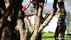 Brooke Brand ngentot lesbian sama blonde seksi