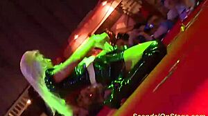 Busty milf kler av seg på scenen, hvilken skandale! 😏