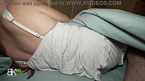 Делить кровать с моей сексуальной мачехой становится дико