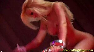 Rintava milf riisuutuu lavalla, mikä skandaali! 😏