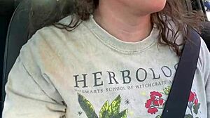 Hej, ali ta ekshibicionistka MILF lahko pride v javnosti z daljinskimi igračkami na drive-thru?