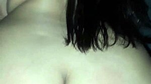 Morena gostosa cavala sentando no pau. Watch her ride that cock!