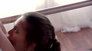 छोटी सी 18+ डांसर रिले रीड विशाल लंड निगलती है।