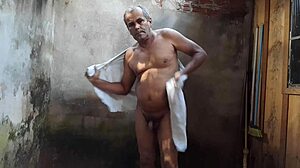 Amateur Gay Guys in the Bath Together