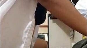 Mulher quente expõe partes íntimas em escândalo de chamada de vídeo em grupo