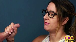 Omg jeg er bare en 18+ 18+ babe der sutte og rykker nabos pik!