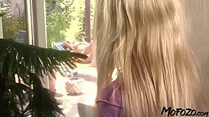 Man, deze blondine met grote tieten spijkert doggystyle op Mofozo com!