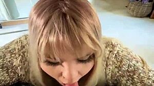 Blondína BBW cíti intenzívne potešenie v deepthroat cum session