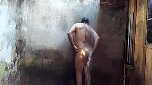 Amateur Gay Guys in the Bath Together