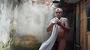 Amateur Gay Guys in the Bath Together