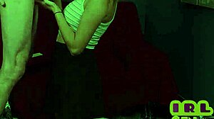 ¡OMG, soy solo una chica chupando y pajueando la polla del vecino!