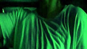 18+ tjej onanerar fitta i utomhusbio