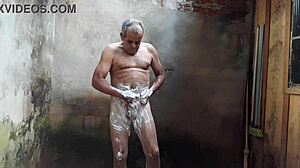 Amateur Gay Guys in the Bath Together