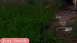 ジェニー・スミスが廃墟に全裸で忍び込み、大胆なミッション