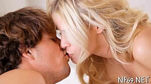 अरे, देखो यह टीन 18+ खूबसूरत लड़की बड़े लंड को प्रो की तरह चूस रही है हार्डकोर एक्शन में। वह बस रुकती नहीं!