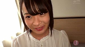 Cewek kelihatan polos bikin aku horny... cewek Jepang paling erotis difinger dan jepret gaya missionary!