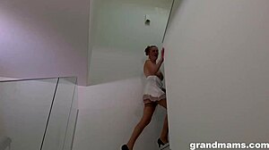 suihkutus hauskuus yhdistää mummot villiin kokoontumiseen tänään.