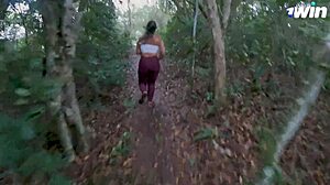 Potkala jsem cizince v lese a dala mu svou těsnou díru