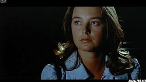 Elke Neidhart Alvin Purple'da Üstü Çıplak Parlıyor, Muhteşem Büyük Memeleriyle Gözleri Çekiyor