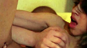 Uau, essa morena de óculos leva facial bagunçado depois de foda hardcore! 😍