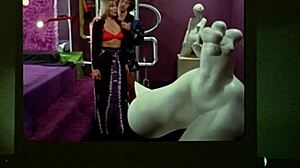 Elke Neidhart září nahá v Alvin Purple, přitahuje oči svými úžasnými velkými kozy