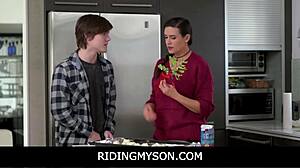 Waouh, la sexy belle-mère Penny Barber rend Noël sauvage en baisant son beau-fils et Macy Meadows ! 🎅🔥