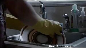 Step Mom Selundup Step Son di Belakang Ayah