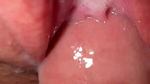 टाइट 18+ टीन चूत का एक्सट्रीमली क्लोज-अप, क्रीमी हो रही है